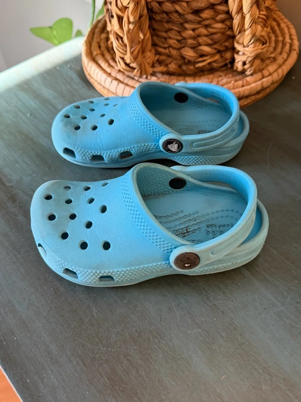 CROCS kids c9 Blue with strap.